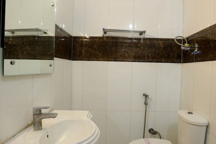 Room 6 of 8