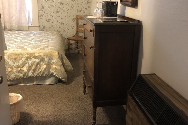 1 Queen Bed (7 of 21)