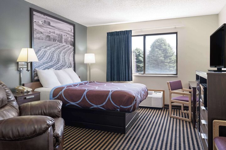 1 Queen Bed (24 of 26)