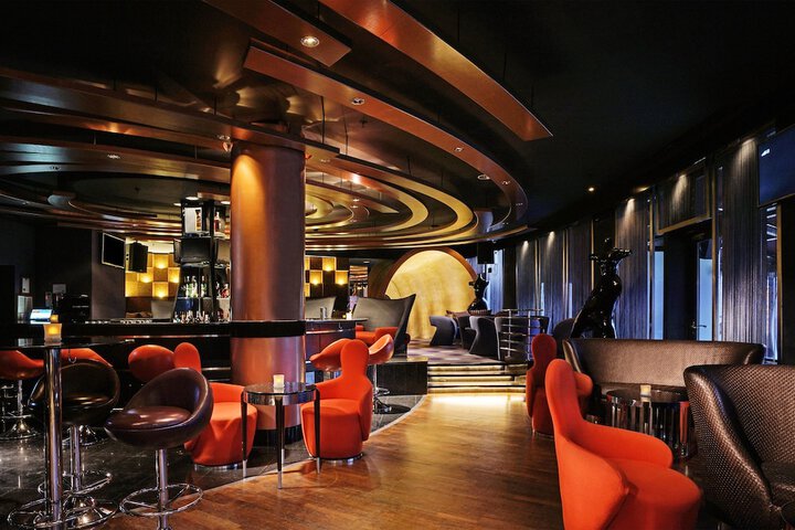 Lounge 96 of 140