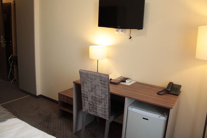 Room 4 of 75