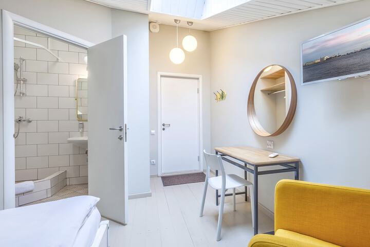 Room 42 of 49