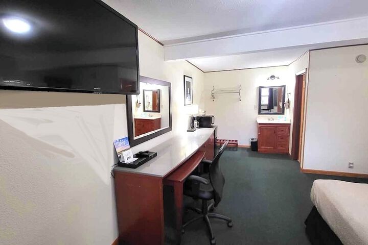 Room 4 of 82