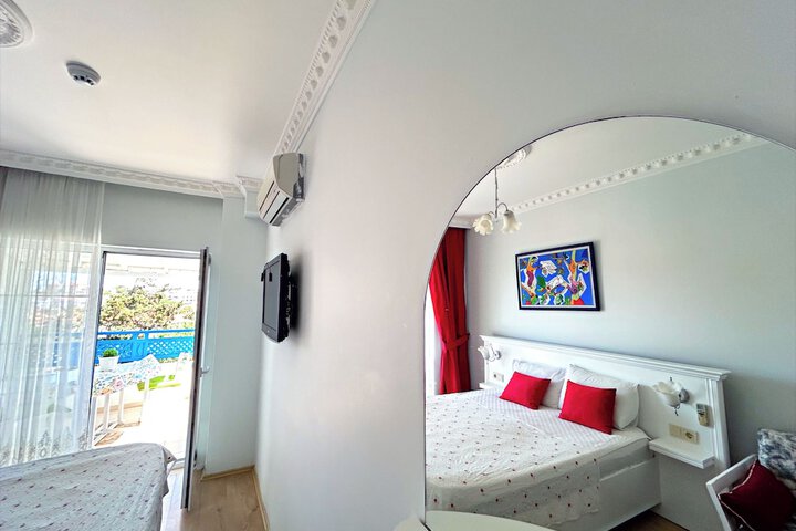 Room 7 of 33
