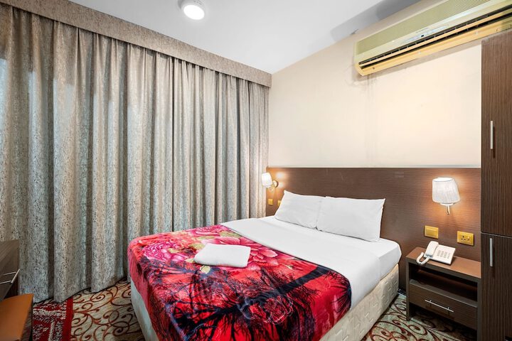 Room 4 of 10