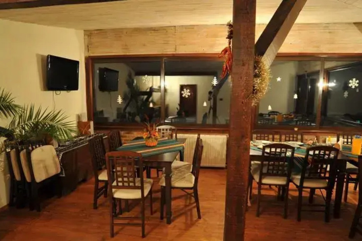 Dining 14 of 16