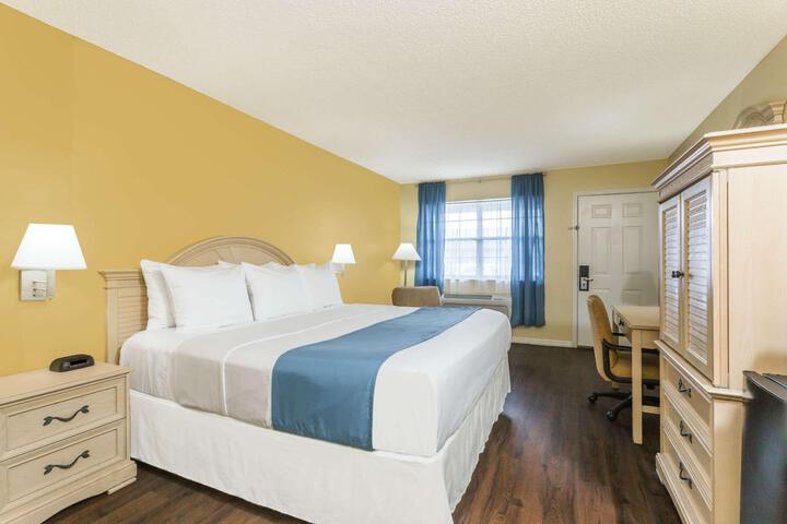 1 King Bed (4 of 7)