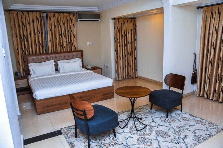 Room 4 of 13