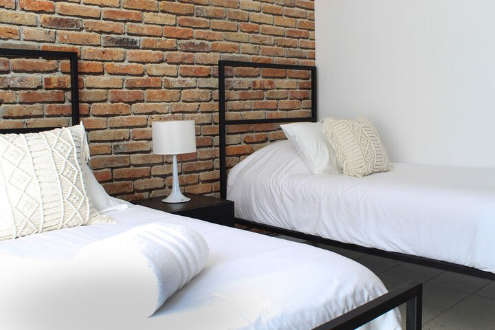 Room 4 of 28
