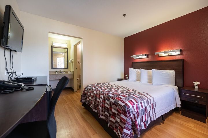 Deluxe Queen Bed (7 of 10)
