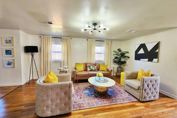 Chic Spacious Apt Near Attractions / Food/EWR/NYC