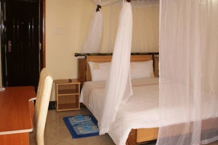 Room 13 of 32