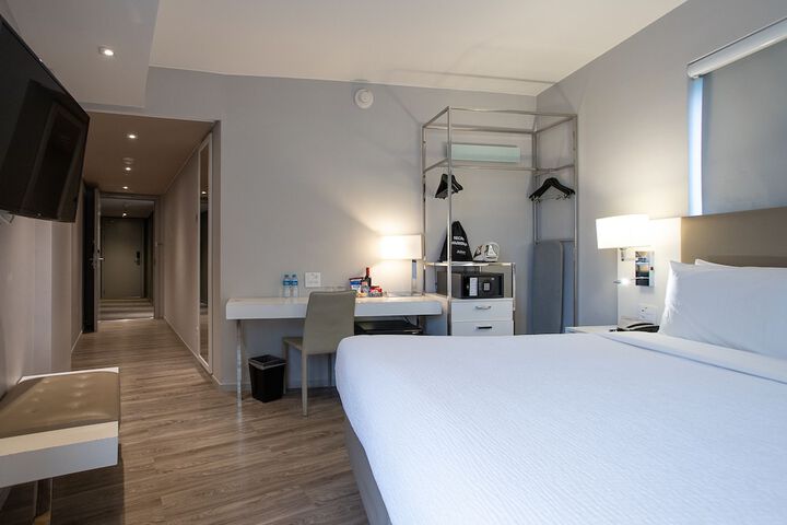Room 35 of 141