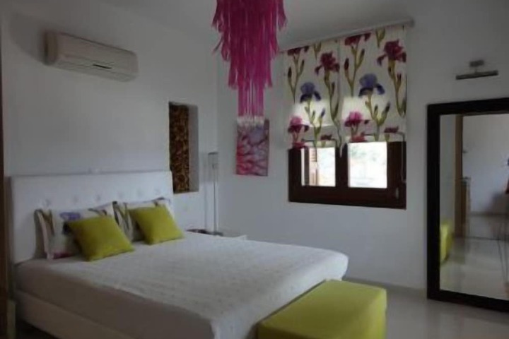Room 2 of 86