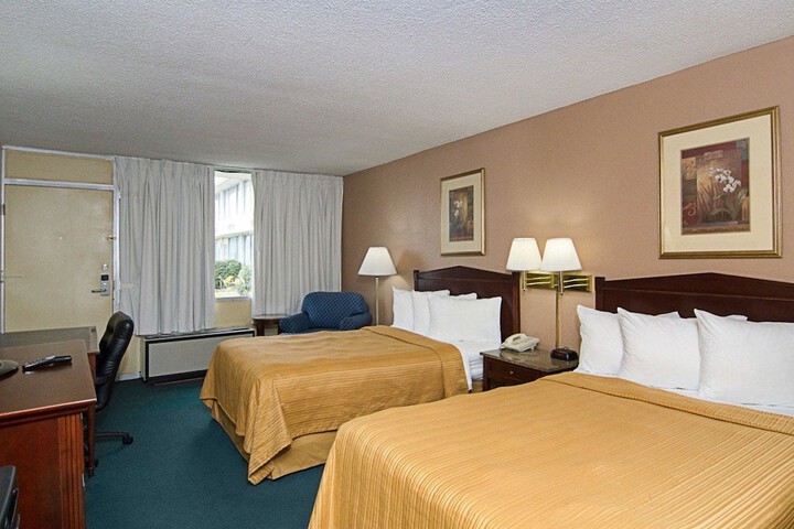 2 Double Beds Accessible (7 of 8)