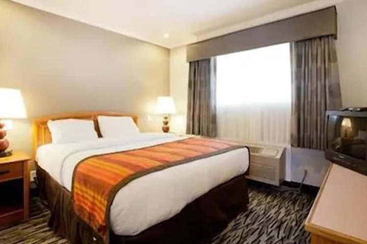 1 Queen Bed (8 of 16)