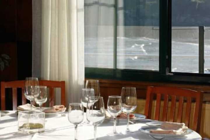 Dining 2 of 7
