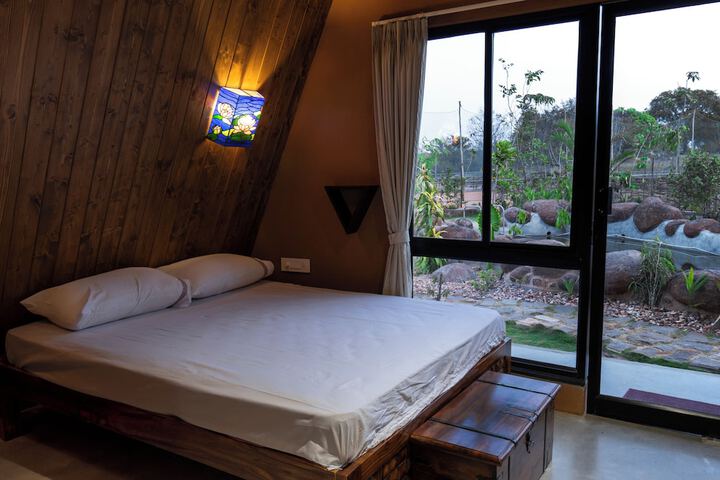 Room 6 of 13