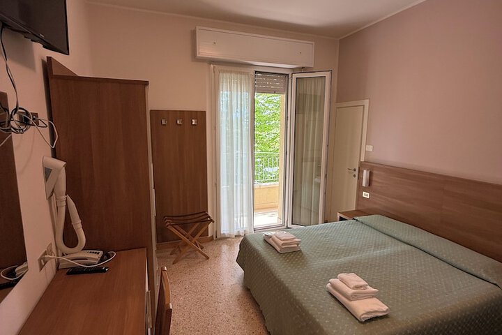 Room 10 of 26