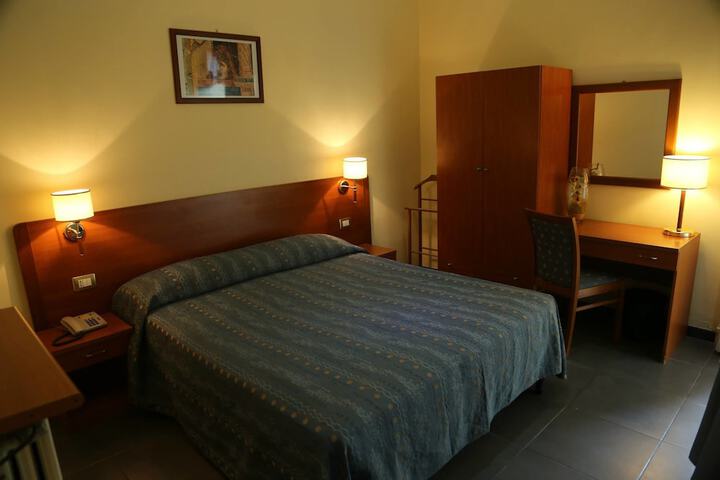 Room 10 of 42