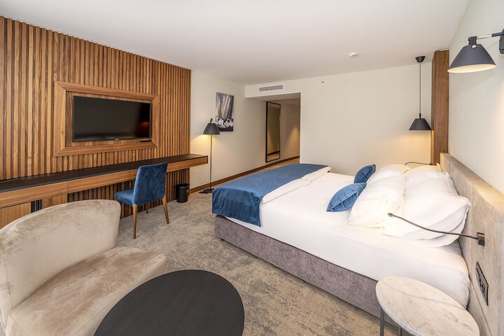 Room 12 of 77