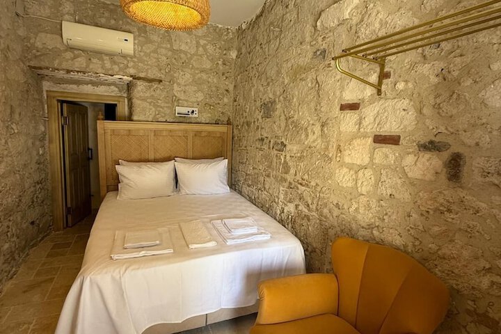 Room 2 of 31