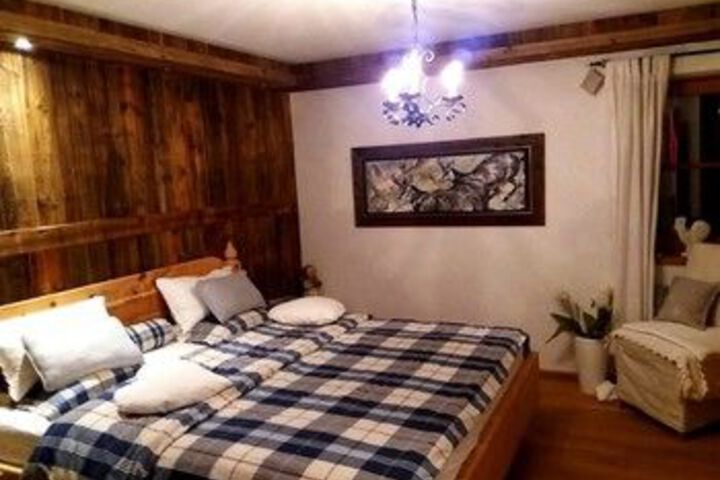 Room 4 of 9