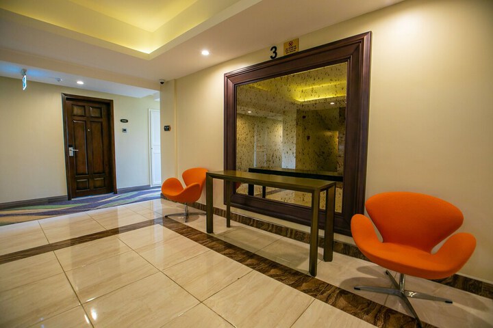 Lounge 77 of 86