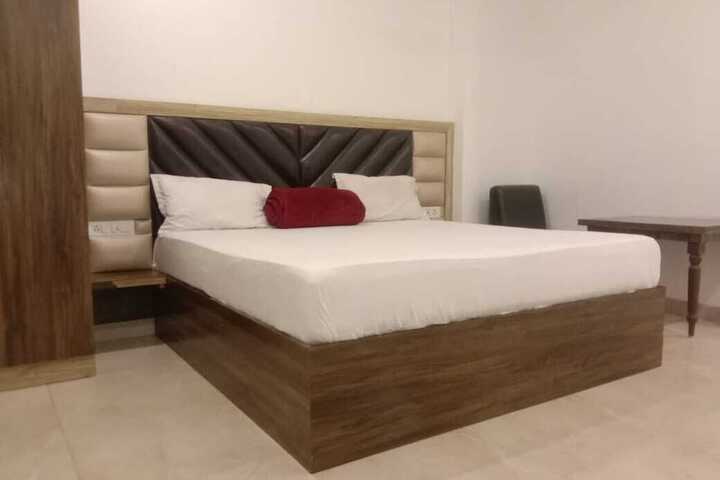Room 5 of 16