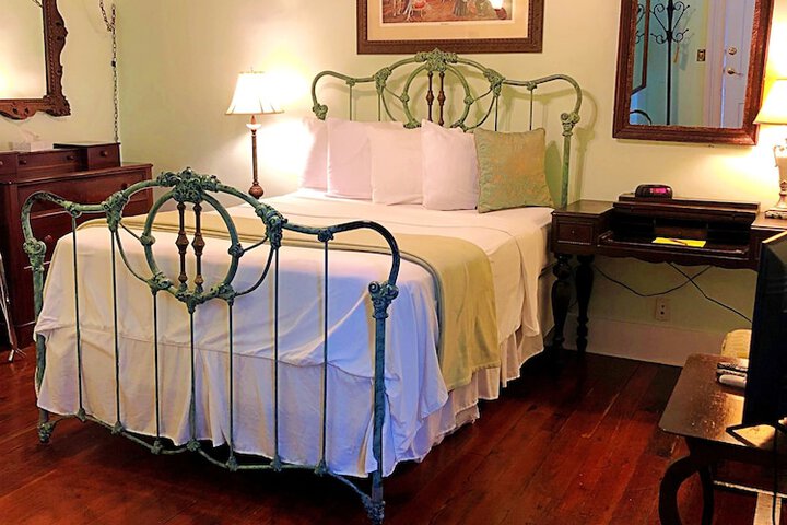 Room 26 of 102