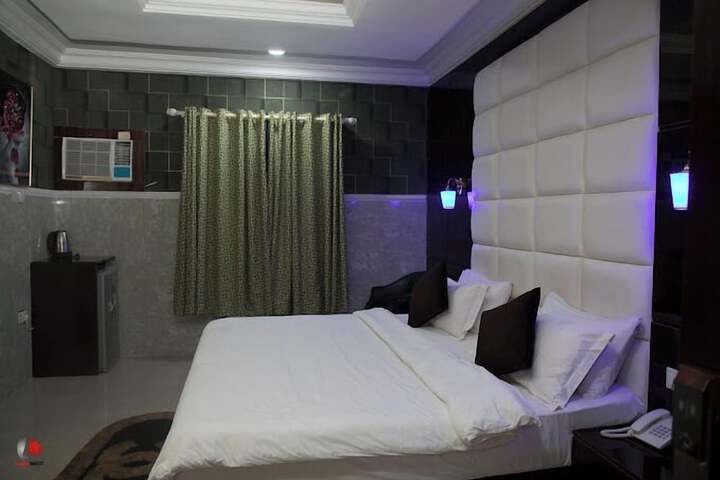 Room 6 of 76
