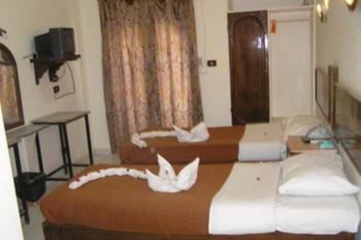Room 6 of 8