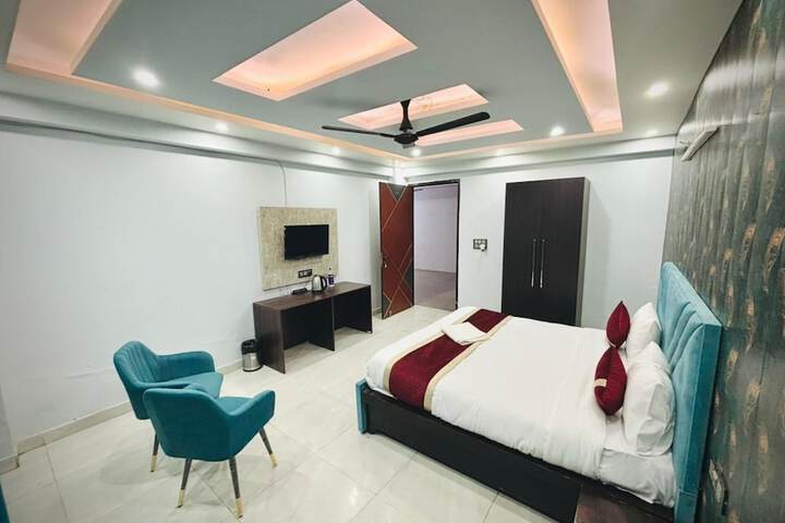 Room 8 of 10