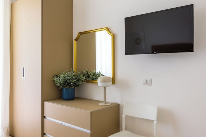 Room 15 of 83