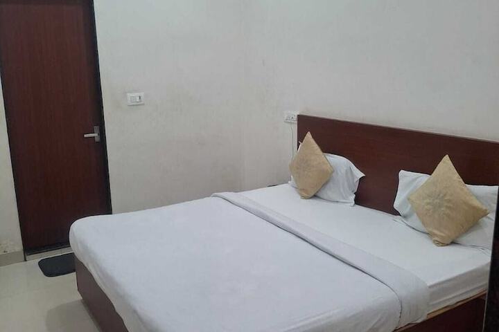 Room 9 of 16