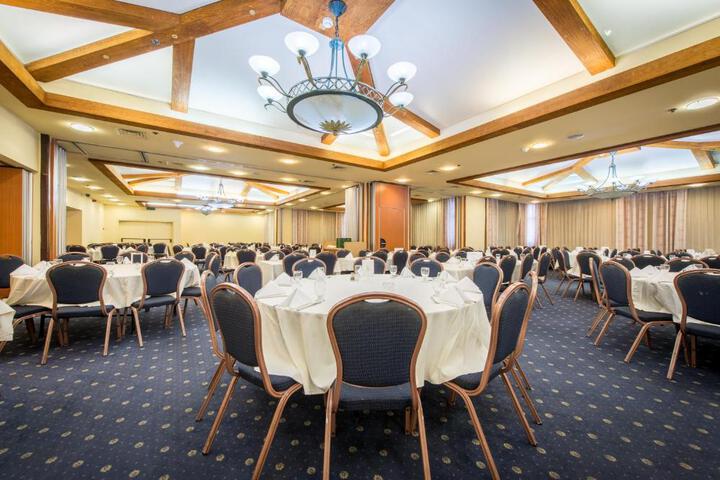 Ballroom/Hall 9 of 23