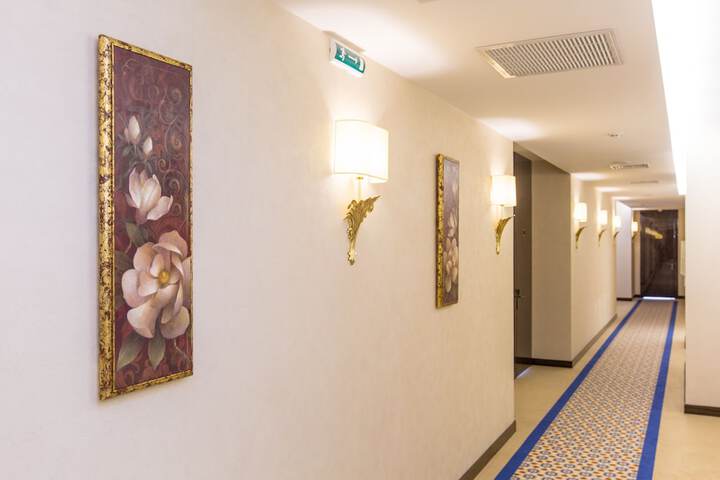 Ballroom/Hall 91 of 111