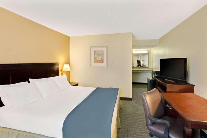 1 King Bed (2 of 13)