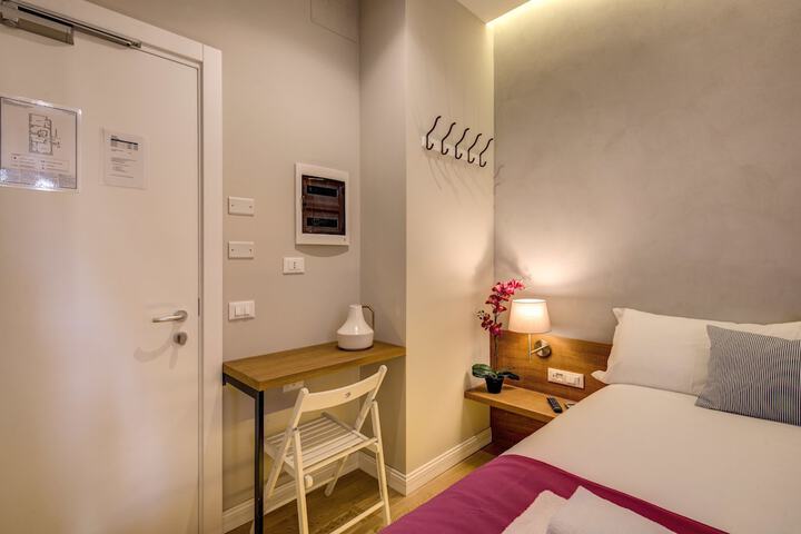 Room 5 of 32