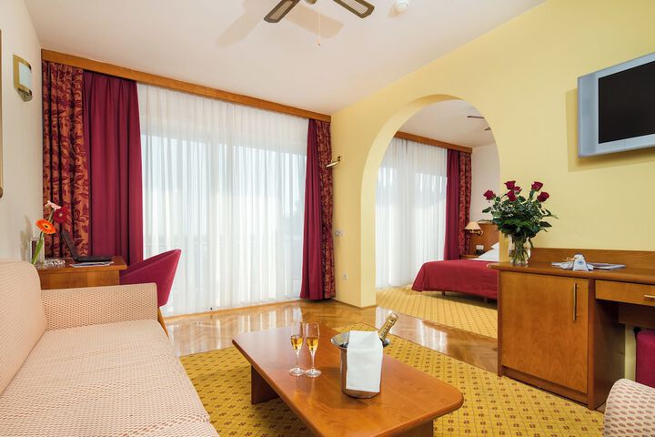 Room 22 of 48