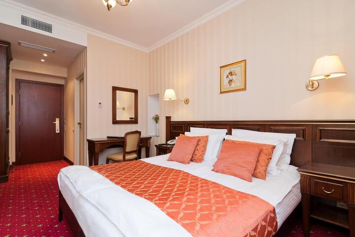 Room 10 of 37