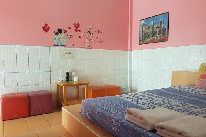 Room 4 of 16