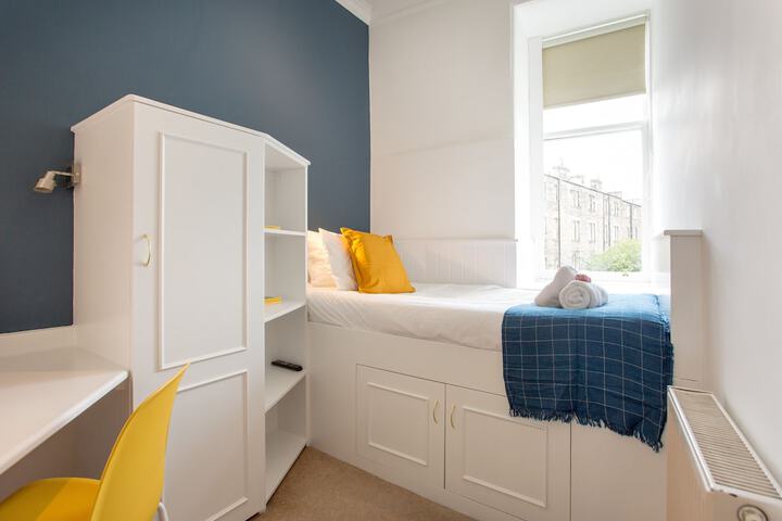 Room 4 of 68