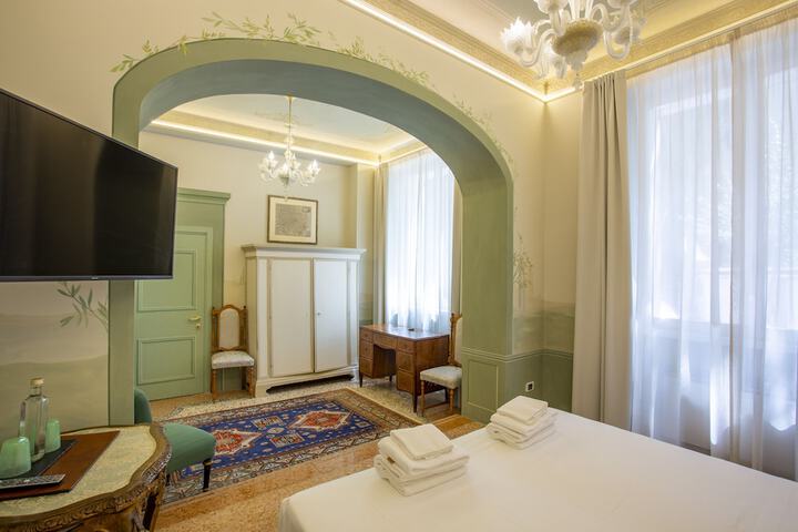 Room 5 of 90