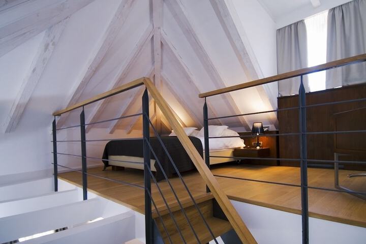 Room 4 of 65