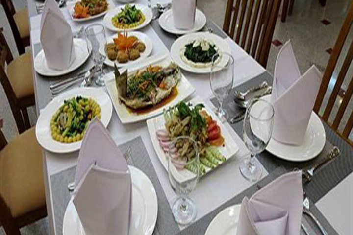 Dining 32 of 37