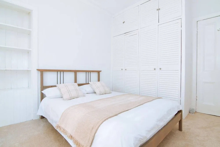 Room 2 of 10