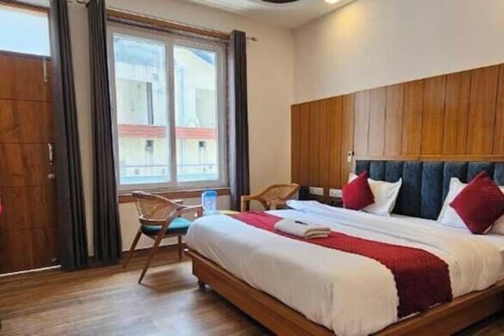 Room 2 of 10