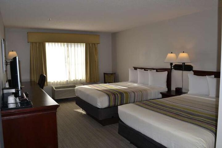 2 Queen Beds (3 of 10)