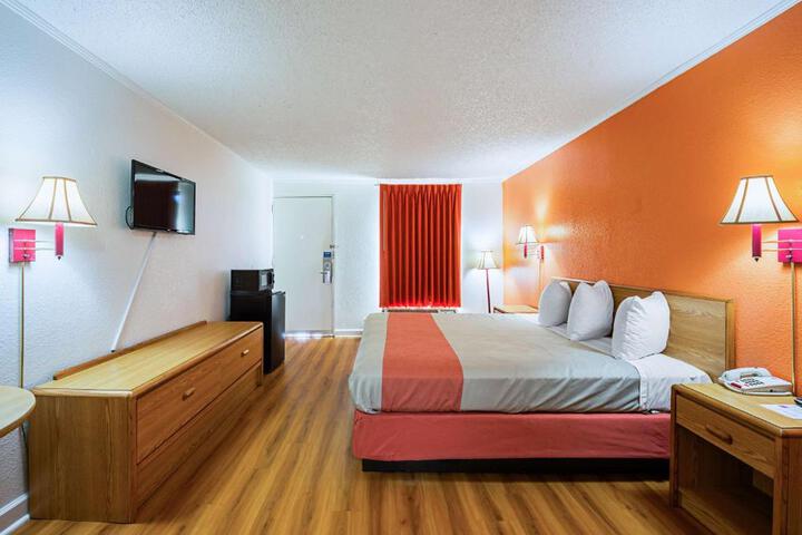 1 King Bed (8 of 14)